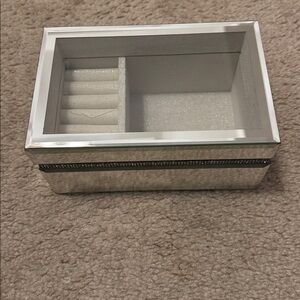 🎁NWT Tahari Home Mirrored Jewelry Box with etched Accent
Smoke free home.